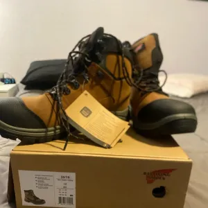 New! Red wing work boots still toes. Size 12, E2.