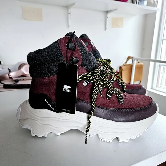 New Sorel kinetic breakthru Winter Boots with Chunky Soles and Durable