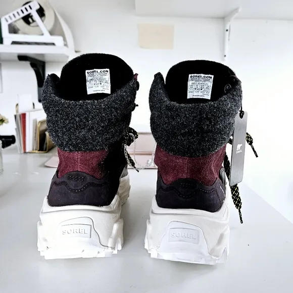 New Sorel kinetic breakthru Winter Boots with Chunky Soles and Durable