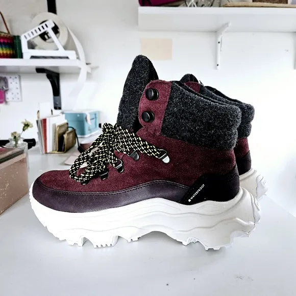 New Sorel kinetic breakthru Winter Boots with Chunky Soles and Durable