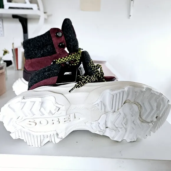New Sorel kinetic breakthru Winter Boots with Chunky Soles and Durable