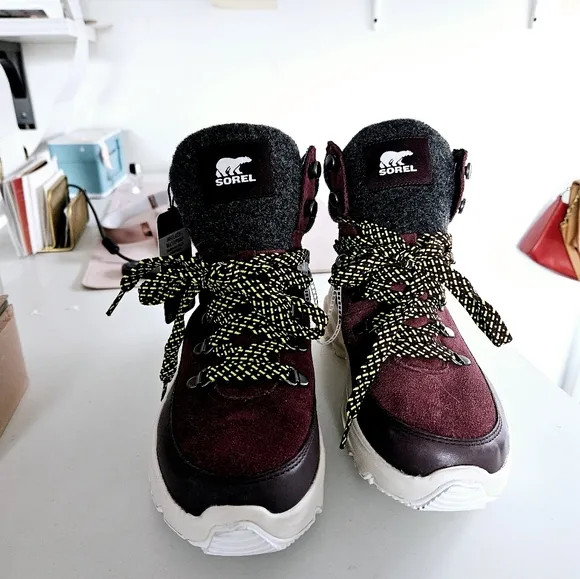New Sorel kinetic breakthru Winter Boots with Chunky Soles and Durable