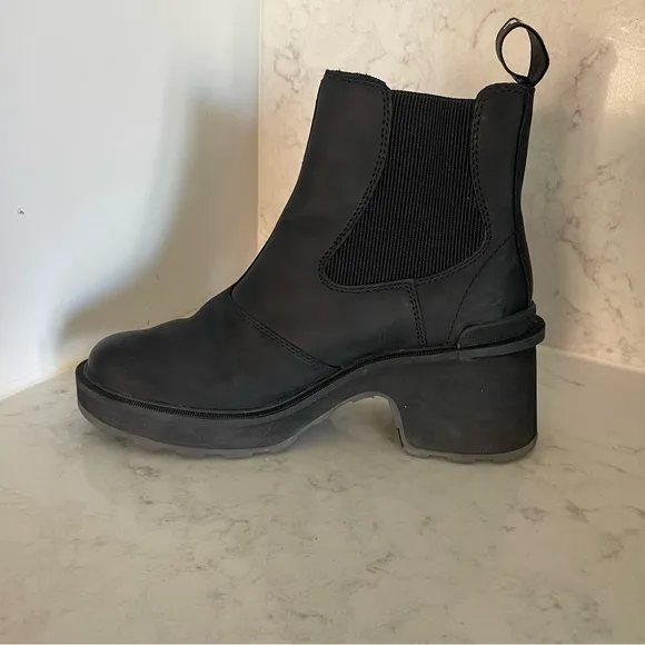 New! Sorel Waterproof Chelsea bootHi-Line heel Size 7 black $190