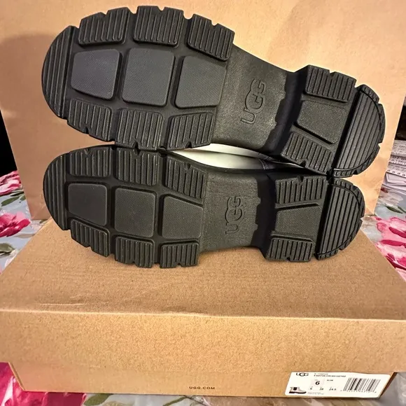 New UGG Ashton Chelsea Leather Boots