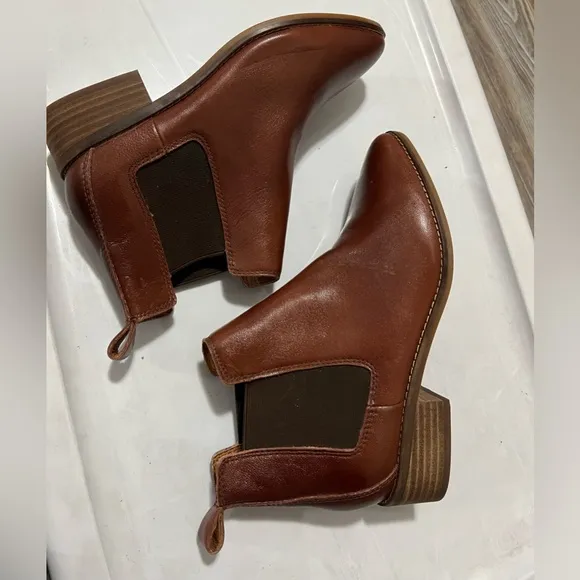New with out box Lucky Brand Lufti Chelsea Boot in brown sz 7 NEW!