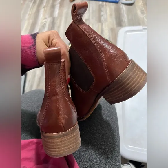 New with out box Lucky Brand Lufti Chelsea Boot in brown sz 7 NEW!