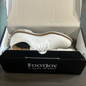 NIB- Men’s size 9 Narrow FootJoy White Golf Shoes