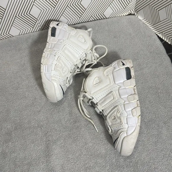 Nike Air more uptempo GS Kids  youth size 1 White Sneakers tennis shoes high top