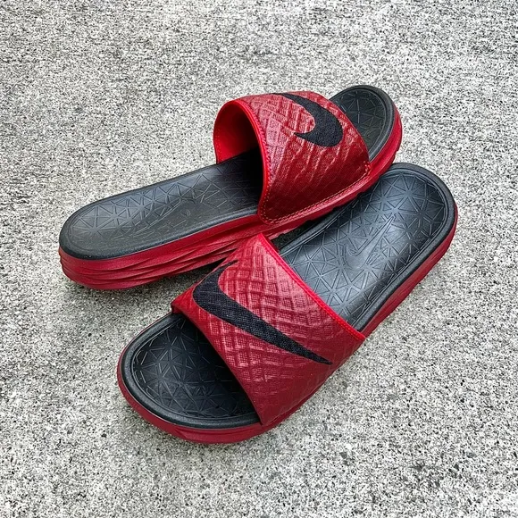 NIKE BENASSI SOLARSOFT SLIDESJDI BLACK UNIVERSITY RED REDS BLACKS •