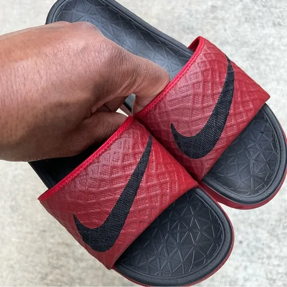 NIKE BENASSI SOLARSOFT SLIDESJDI BLACK UNIVERSITY RED REDS BLACKS •