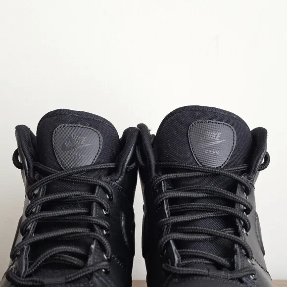 Nike Boys Manoa Sneaker Rugged Black Boots with Leather Upper Trail Style Sz 5Y