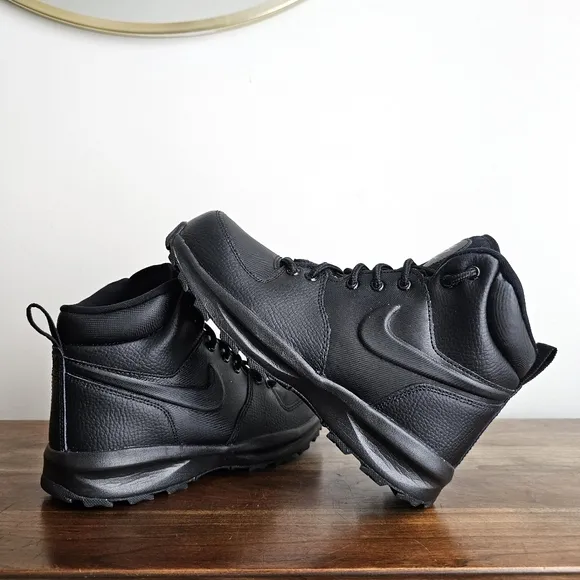 Nike Boys Manoa Sneaker Rugged Black Boots with Leather Upper Trail Style Sz 5Y