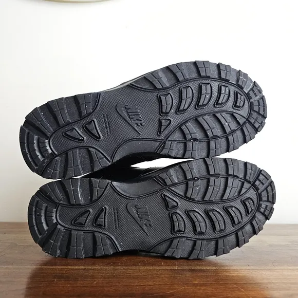 Nike Boys Manoa Sneaker Rugged Black Boots with Leather Upper Trail Style Sz 5Y