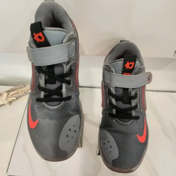 [NIKE] boys size 3- KD trey 5 VII- CUTEST gray/ black &amp; hot pink sneakers.