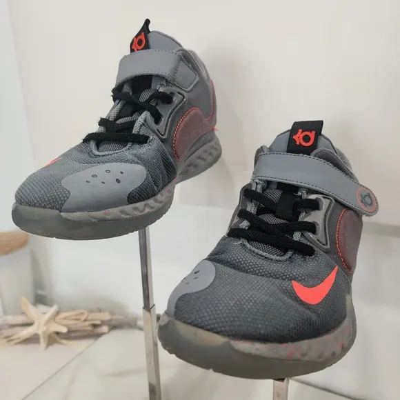 [NIKE] boys size 3- KD trey 5 VII- CUTEST gray/ black &amp; hot pink sneakers.