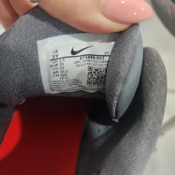 [NIKE] boys size 3- KD trey 5 VII- CUTEST gray/ black &amp; hot pink sneakers.