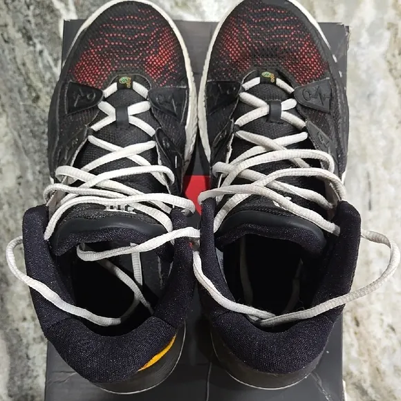 Nike Kids Kyrie 7  Black and Yellow Basketball Sneakers Size 5y
