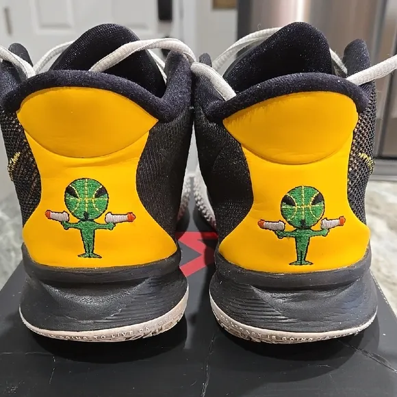Nike Kids Kyrie 7  Black and Yellow Basketball Sneakers Size 5y