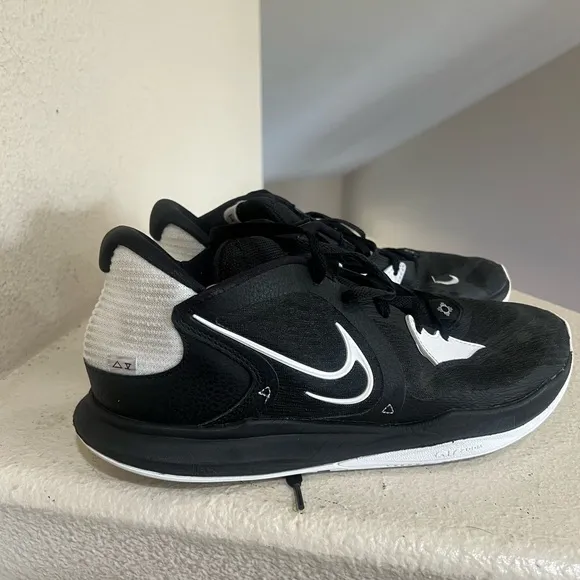 Nike Kyrie 5 Low TB Sneakers Shoes Mens Sz 11 Black White Basketball NO INSOLES