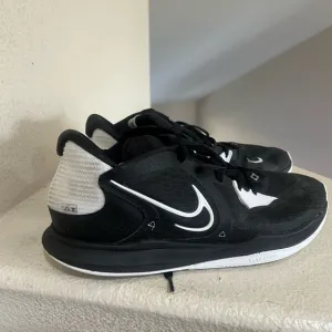 Nike Kyrie 5 Low TB Sneakers Shoes Mens Sz 11 Black White Basketball NO INSOLES