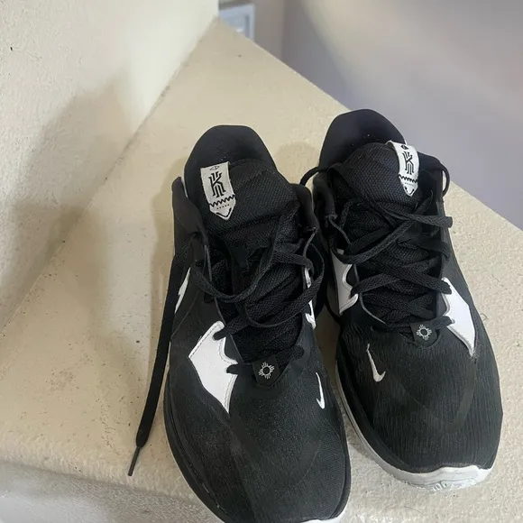 Nike Kyrie 5 Low TB Sneakers Shoes Mens Sz 11 Black White Basketball NO INSOLES