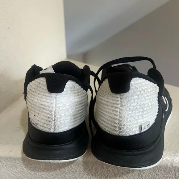 Nike Kyrie 5 Low TB Sneakers Shoes Mens Sz 11 Black White Basketball NO INSOLES