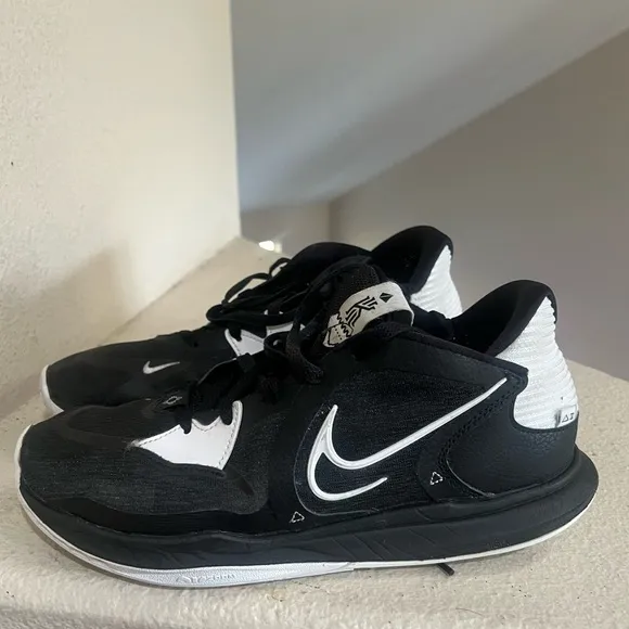 Nike Kyrie 5 Low TB Sneakers Shoes Mens Sz 11 Black White Basketball NO INSOLES