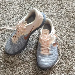 Nike Metcon 4 Shoes Rose Gold And Grey Women's Size 6.5