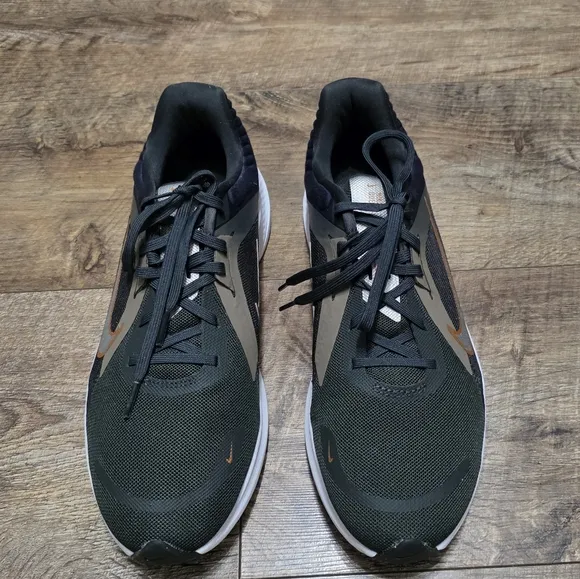 Nike Quest sneaker women's size 9.5
