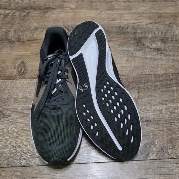 Nike Quest sneaker women's size 9.5