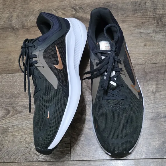 Nike Quest sneaker women's size 9.5
