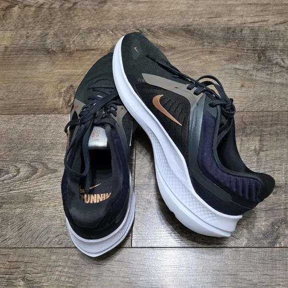 Nike Quest sneaker women's size 9.5