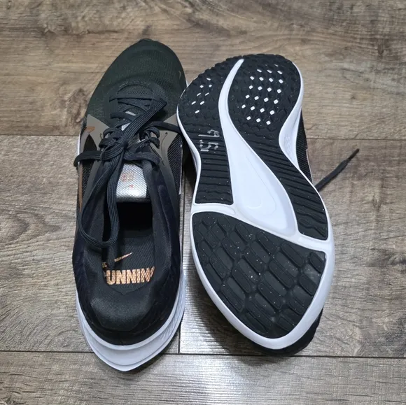 Nike Quest sneaker women's size 9.5