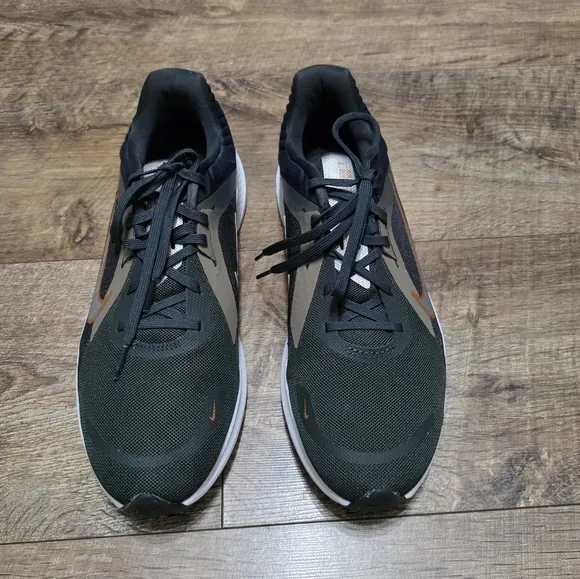 Nike Quest sneaker women's size 9.5