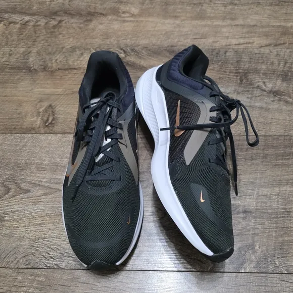Nike Quest sneaker women's size 9.5