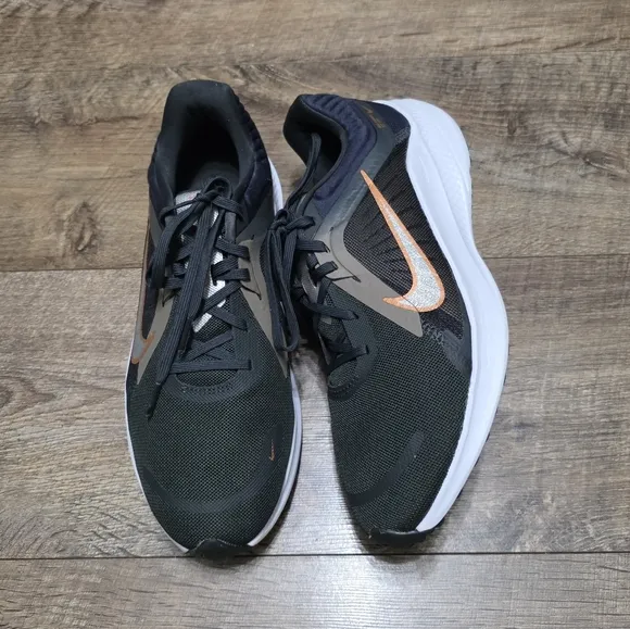 Nike Quest sneaker women's size 9.5