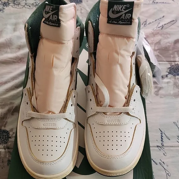 Nike White and Green Sneakers Classic Design