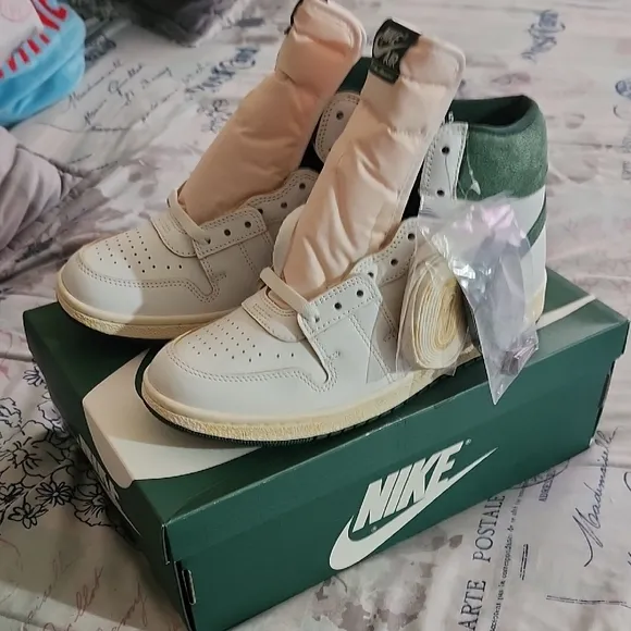 Nike White and Green Sneakers Classic Design