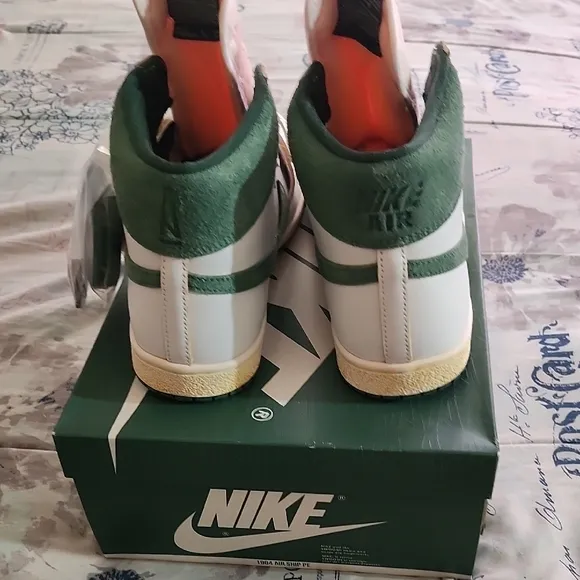 Nike White and Green Sneakers Classic Design