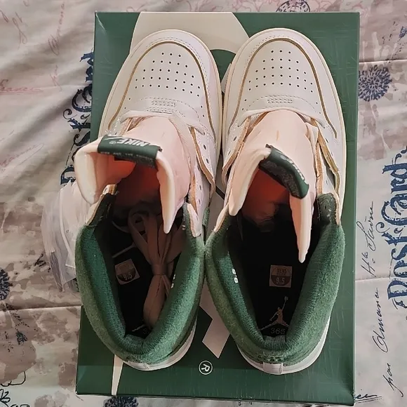 Nike White and Green Sneakers Classic Design