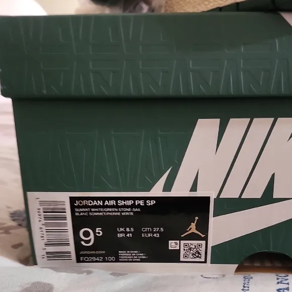 Nike White and Green Sneakers Classic Design
