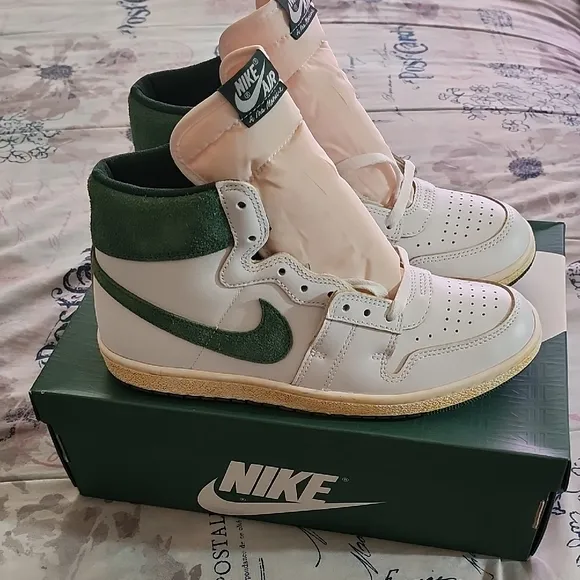 Nike White and Green Sneakers Classic Design