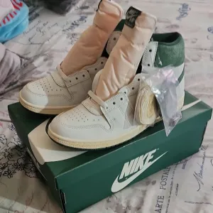 Nike White and Green Sneakers Classic Design