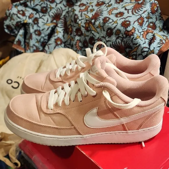 Nike Women's Pink Sneakers Size 9 EUC