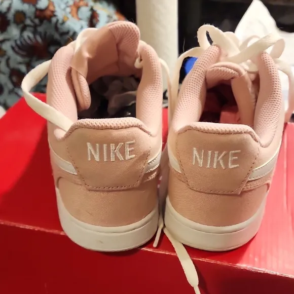 Nike Women's Pink Sneakers Size 9 EUC