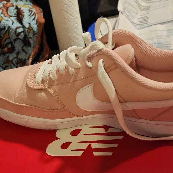 Nike Women's Pink Sneakers Size 9 EUC