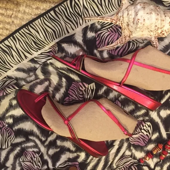 NIWT Banana Republic metallic Raspberry sandals 8.5