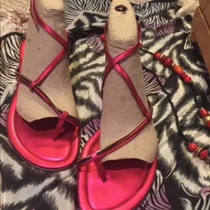 NIWT Banana Republic metallic Raspberry sandals 8.5
