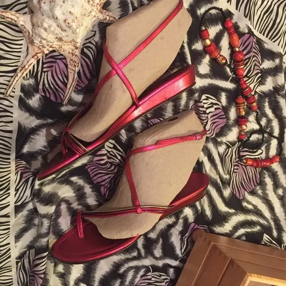 NIWT Banana Republic metallic Raspberry sandals 8.5