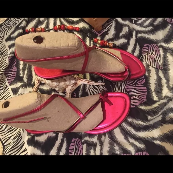 NIWT Banana Republic metallic Raspberry sandals 8.5